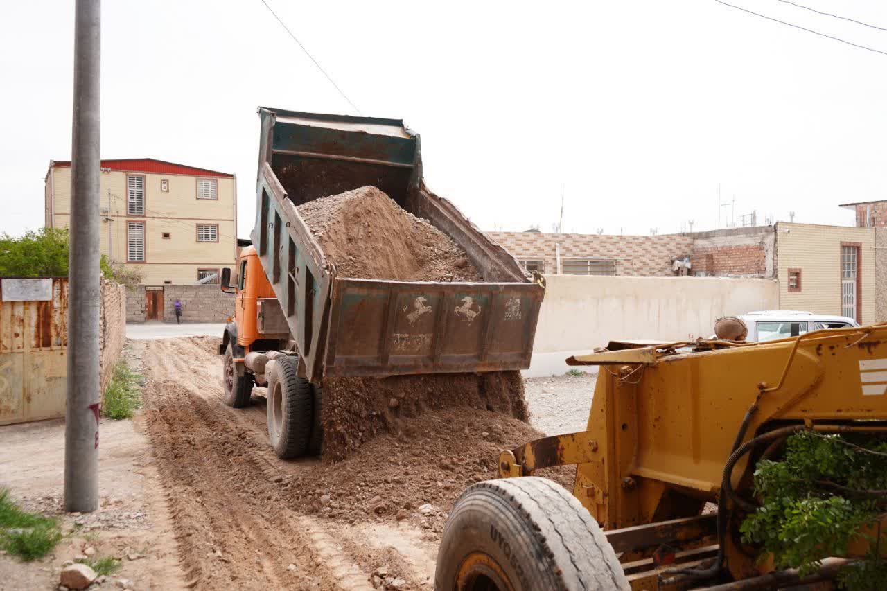 آغاز زیرسازی معابر خاکی خیابان «شهیدان اشرف گنجویی»