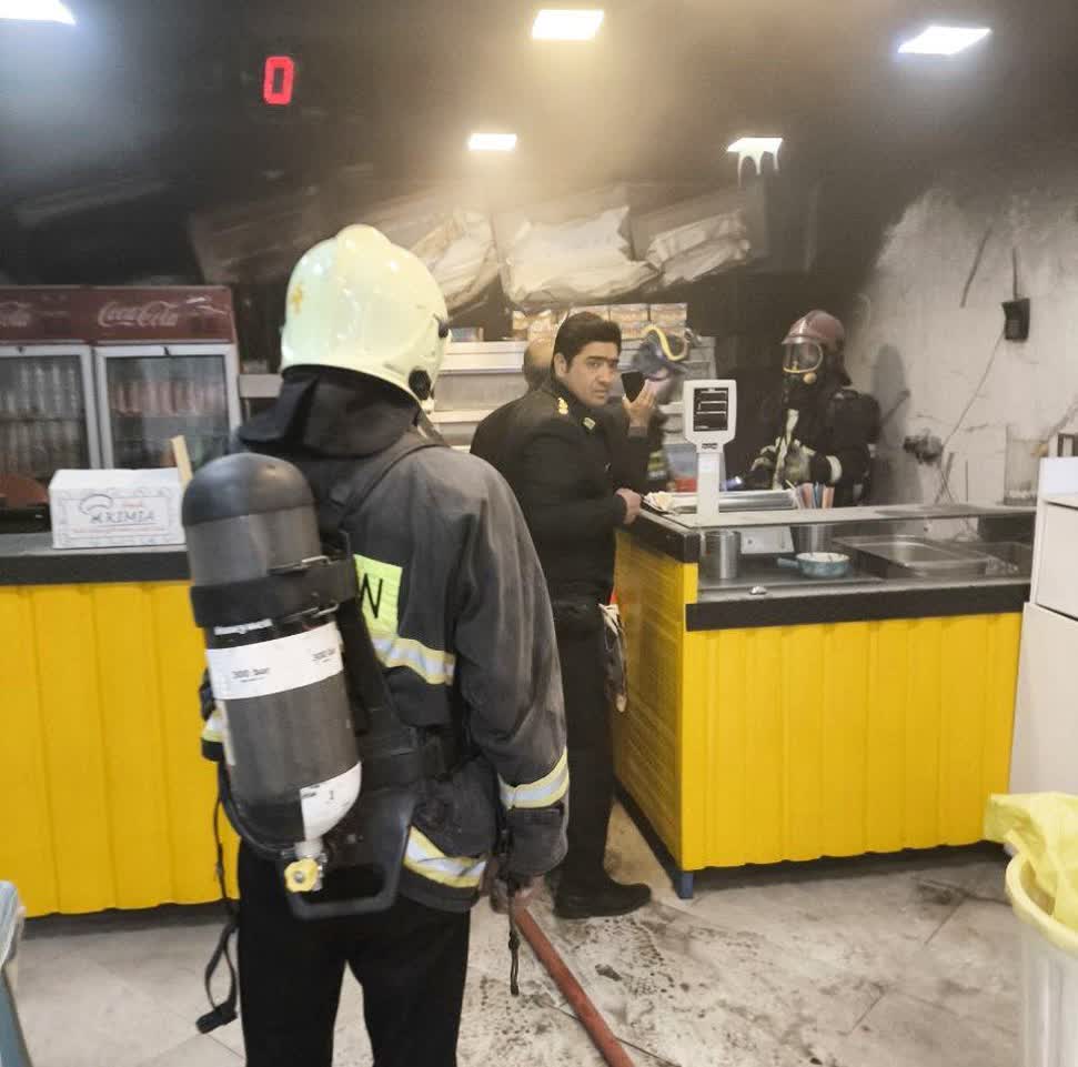 آتش‌سوزی مغازه فست‌فود با تلاش آتش‌‌نشانان مهار شد