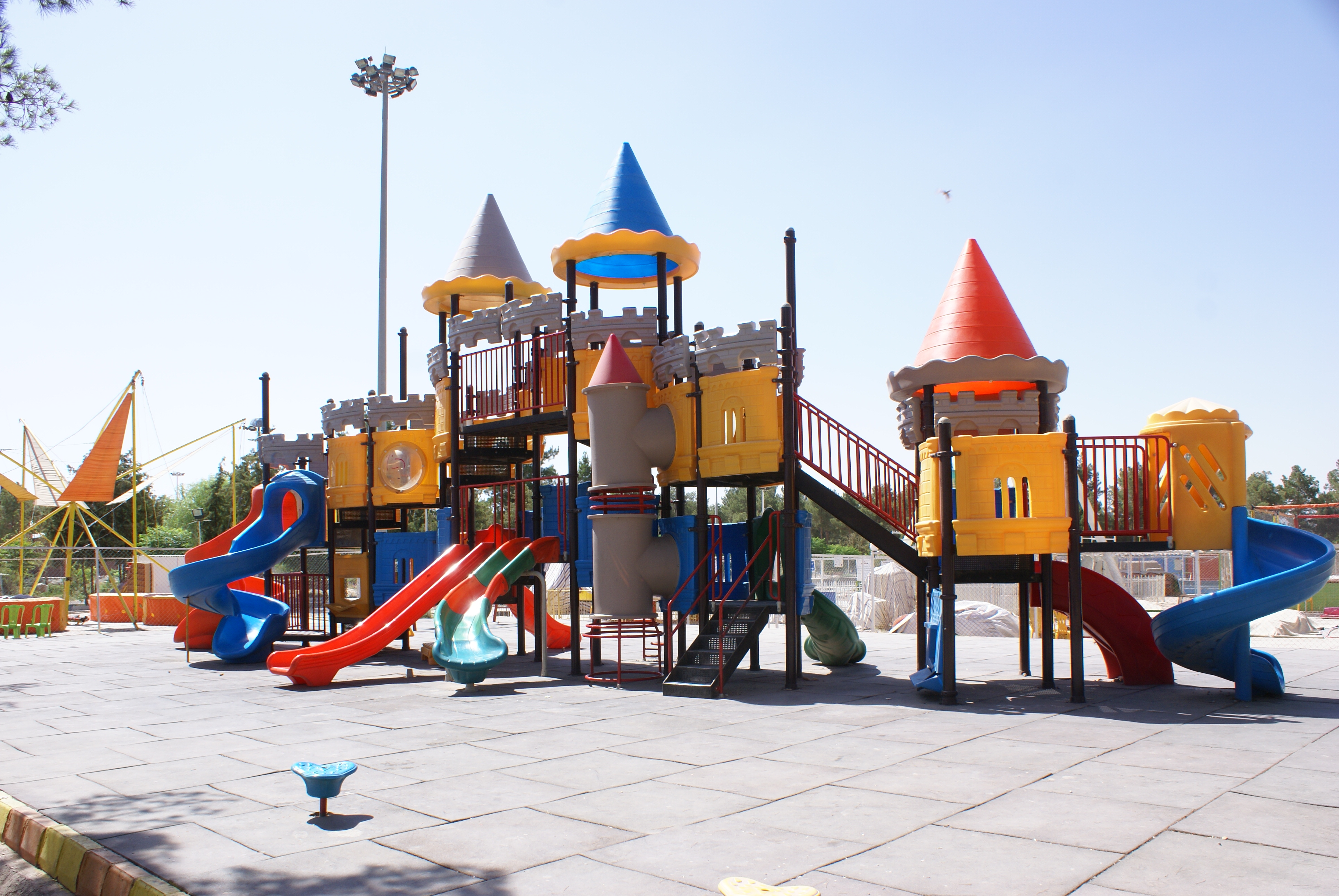 تجهیز پارک‌های منطقه دو کرمان به سِت بازی کودکان