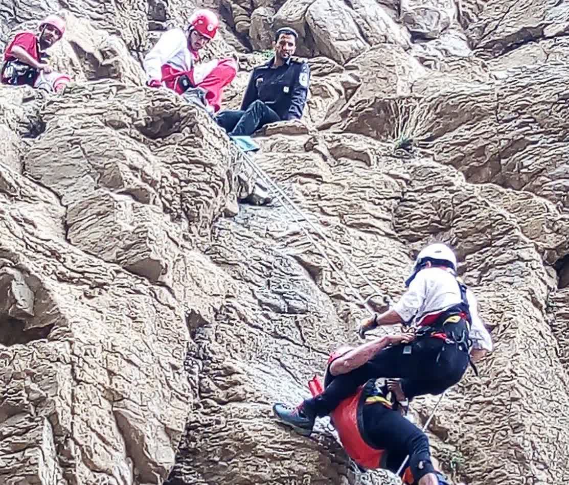نجات جوان ٣٣ ساله پس از سقوط از کوه توسط آتش‌نشانان